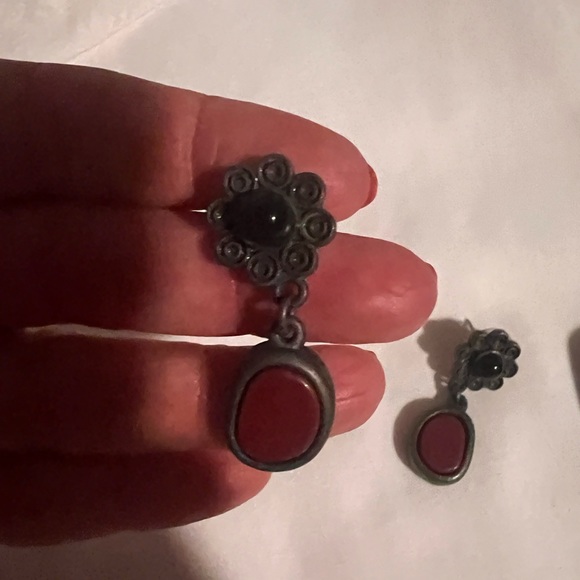 BLACK AND RED DROP PIERCED EARRINGS - Picture 2 of 4